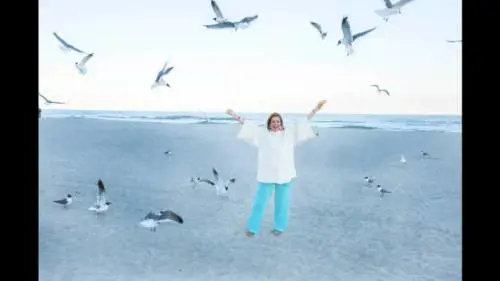 Romina Power canta contro le "scie chimiche"