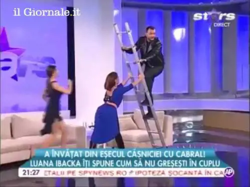 Le vallette tengono la scala ma il conduttore precipita