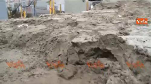 Carrara, un fiume di fango travolge una fabbrica