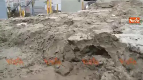 Carrara, un fiume di fango travolge una fabbrica