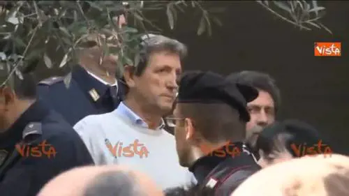 Carrara, i cittadini chiedono le dimissioni del sindaco