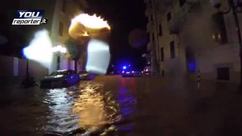 Alluvione a Chiavari: i soccorsi in mezzo al lago d'acqua