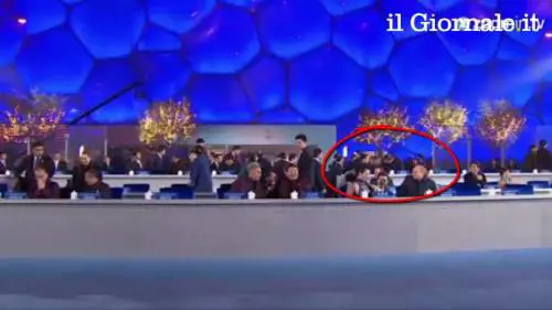 Gentleman Putin, copre le spalle alla first lady cinese