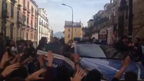 Napoli, l'assalto dei liceali a una volante della polizia