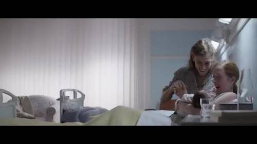 Lo spot Vodafone con Volo e due mamme gay