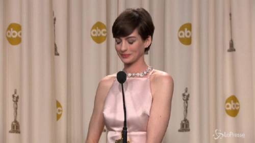 Anne Hathaway compie 32 anni: una vita di successi fino all’Oscar