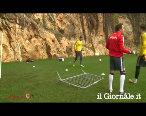 I portieri del Monaco si allenano con una transenna