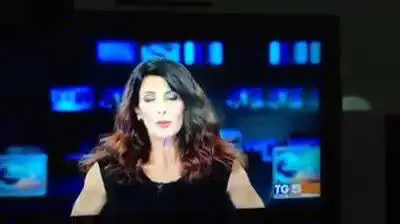 Tg5, gaffe della conduttrice