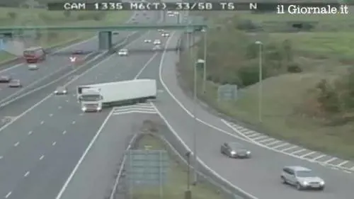 Tir in contromano fa inversione a u in autostrada