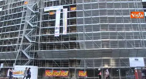 Roma, blitz degli operai al Colosseo