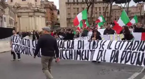Le periferie contro Marino: "Te ne devi andare"