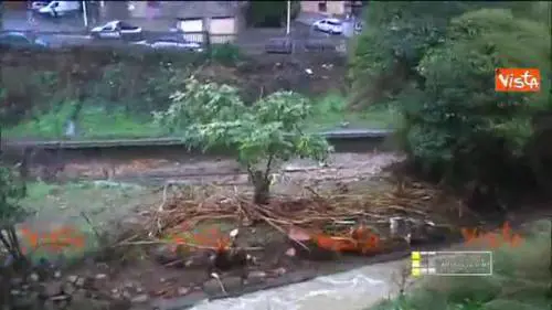 Imperia, esonda il torrente e copre la ferrovia