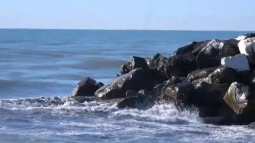 Detriti e rifiuti sul lungomare di Chiavari