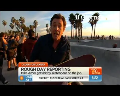 Colpito in testa da uno skateboard