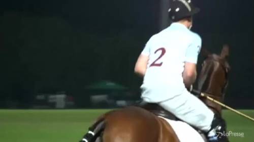 Harry gioca a polo per beneficenza negli Emirati Arabi