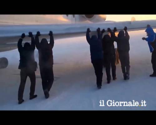L'aereo non parte, i passeggeri spingono