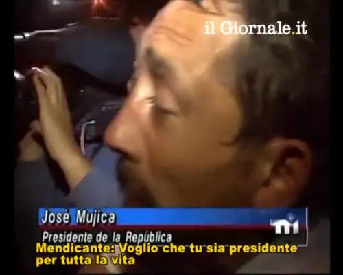 Il presidente dell'Uruguay e la carezza al mendicante