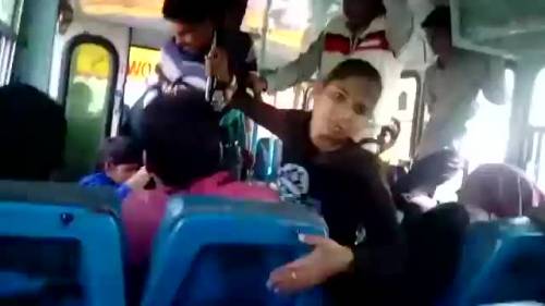 Le sorelle indiane pestano tre molestatori su un bus