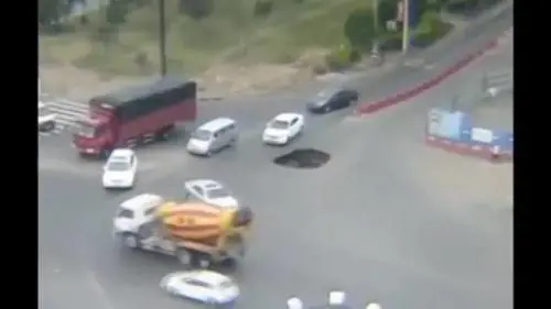 Cina, la voragine inghiotte l'auto