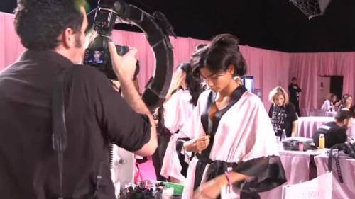 Gli angeli di Victoria’s Secret nel backstage della sfilata si preparano alla passerella