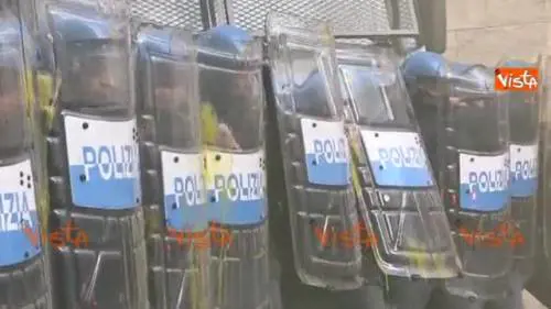 Uova contro la polizia