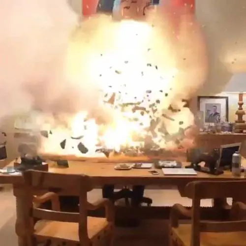 Schwarzenegger e il "meteorite" in ufficio