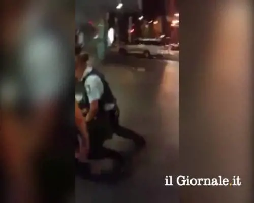 Modella australiana denuncia brutalità della polizia