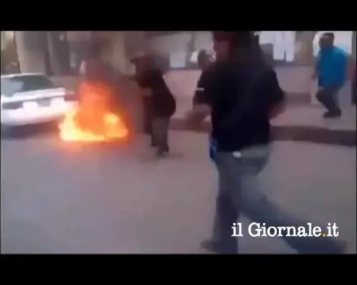 Un contadino si dà fuoco per liberare lo zio