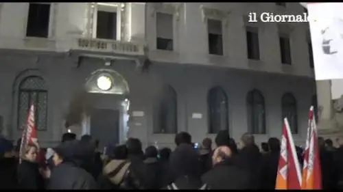Piazza Scala, la contestazione dei centri sociali