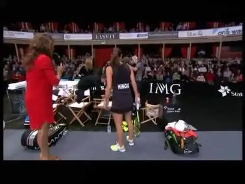 Elton John cade dalla sedia a un partita di tennis: lo aiuta John McEnroe