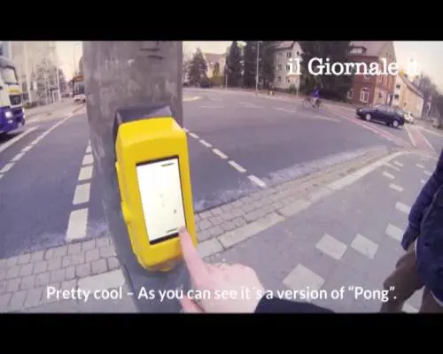 Una partita a pong con il semaforo rosso