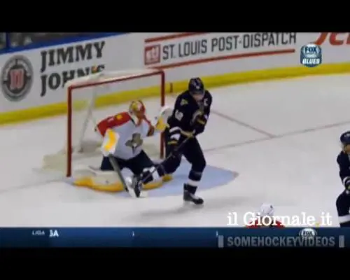 Giocatore di hockey colpito in faccia dal dischetto