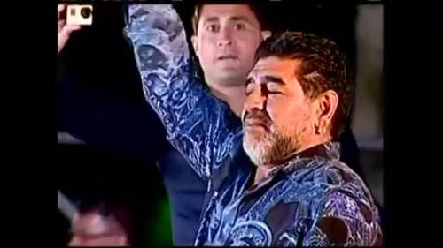 Maduro elogia Maradona, che dormicchia in platea