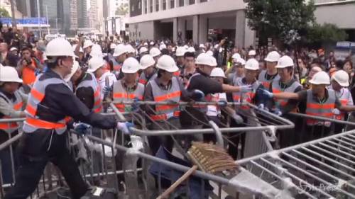Hong Kong, la polizia rimuove le barricate
