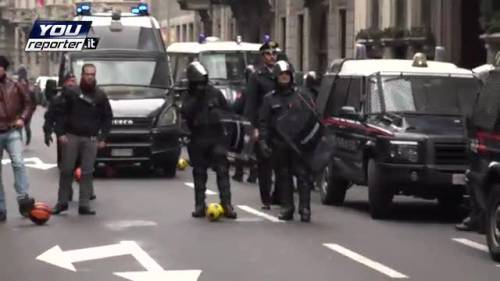 Milano: lancio di palloni contro carabinieri e prefettura