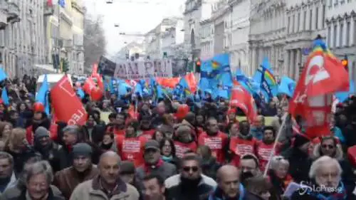 Migliaia di persone in corteo a Milano
