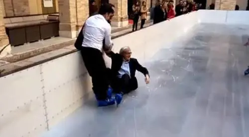 La rovinosa caduta di Sgarbi sulla pista di pattinaggio