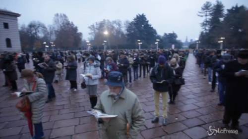 Milano, Sentinelle in piedi contestate da sostenitori dei diritti gay