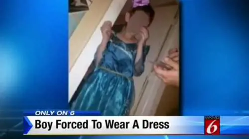 Punizione choc: bimbo disabile bagna il letto, genitori lo vestono da donna