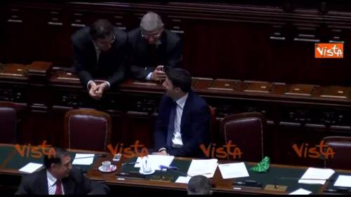 Renzi "mano lesta" ruba il fazzoletto leghista dalla giacca di Giorgetti