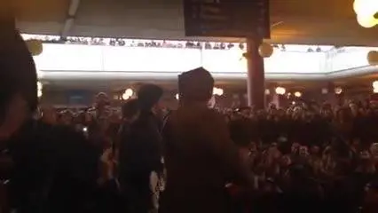 Fabi, Silvestri e Gazzè improvvisano un live nella metro