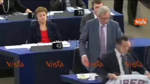 Buonanno interrompe Juncker: "Marò liberi subito"