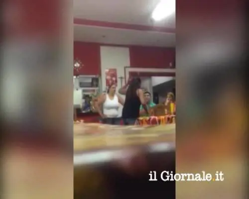 Donna tradita va su tutte le furie. La calmano con l'estintore