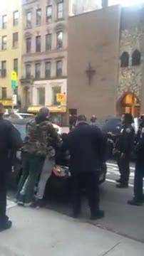 Video choc a New York: agente borghese pesta un 12enne di colore
