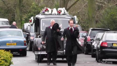 Collane d'oro e carro funebre d'annata al funerale del gangster londinese Frankie Fraser