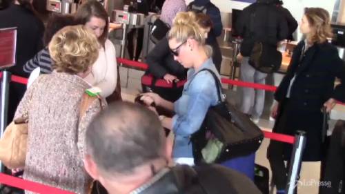 Katherine Heigl dolce e affettuosa con le figlie anche in fila all'aeroporto