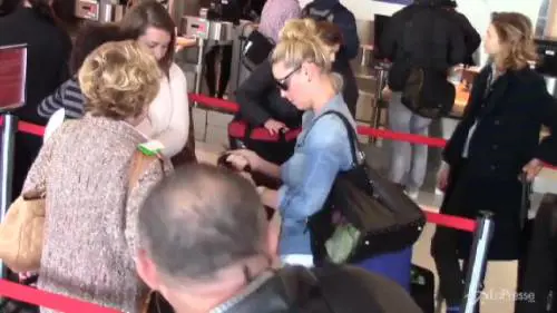 Katherine Heigl dolce e affettuosa con le figlie anche in fila all'aeroporto