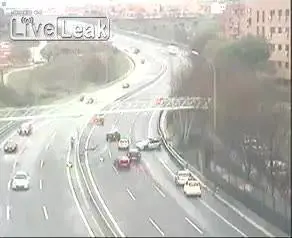 Spagna, poliziotto salvo per miracolo. L'incidente terrificante sull'autostrada