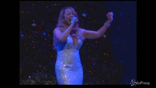 Il sexy Natale di Mariah Carey sul palco e le sue curve sotto l’albero