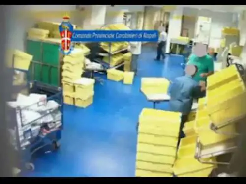 Lettere stracciate al centro smistamento